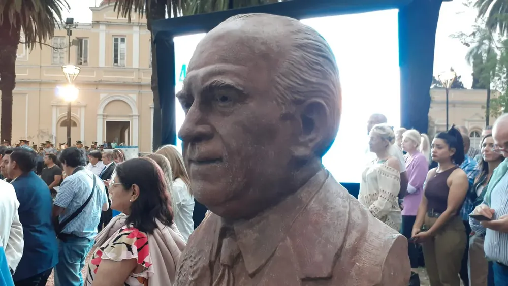 busto roberto romero