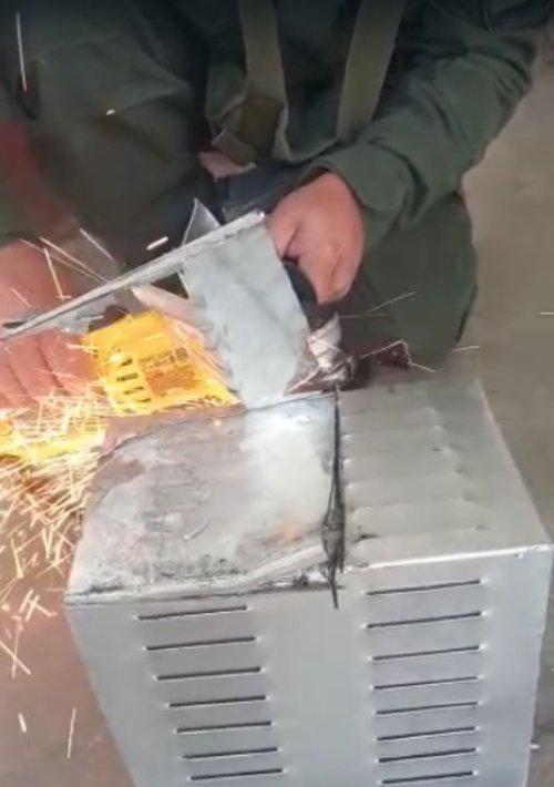 Así tuvieron que abrir una caja metálica con cocaína