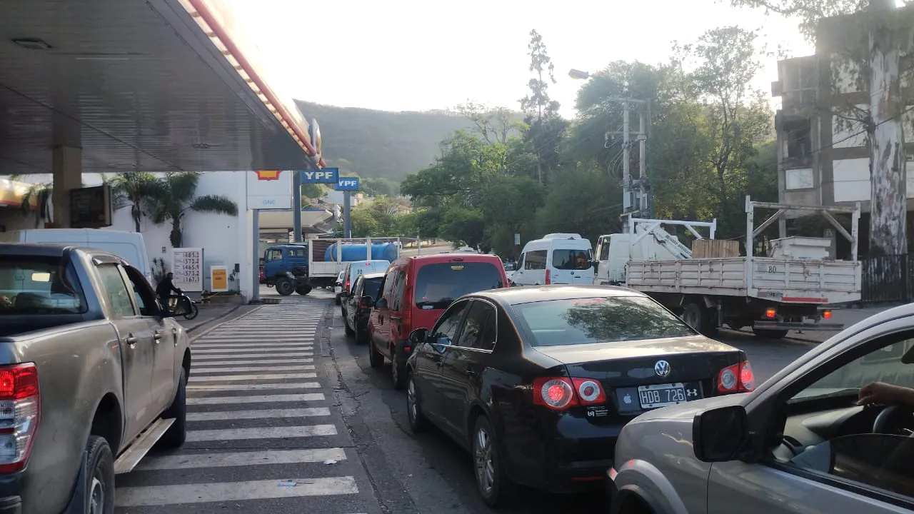 largas filas combustibles dos  largas filas combustibles dos