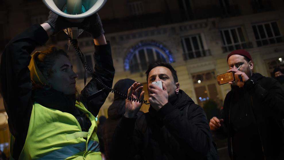 mainifestantes_teatro_macron
