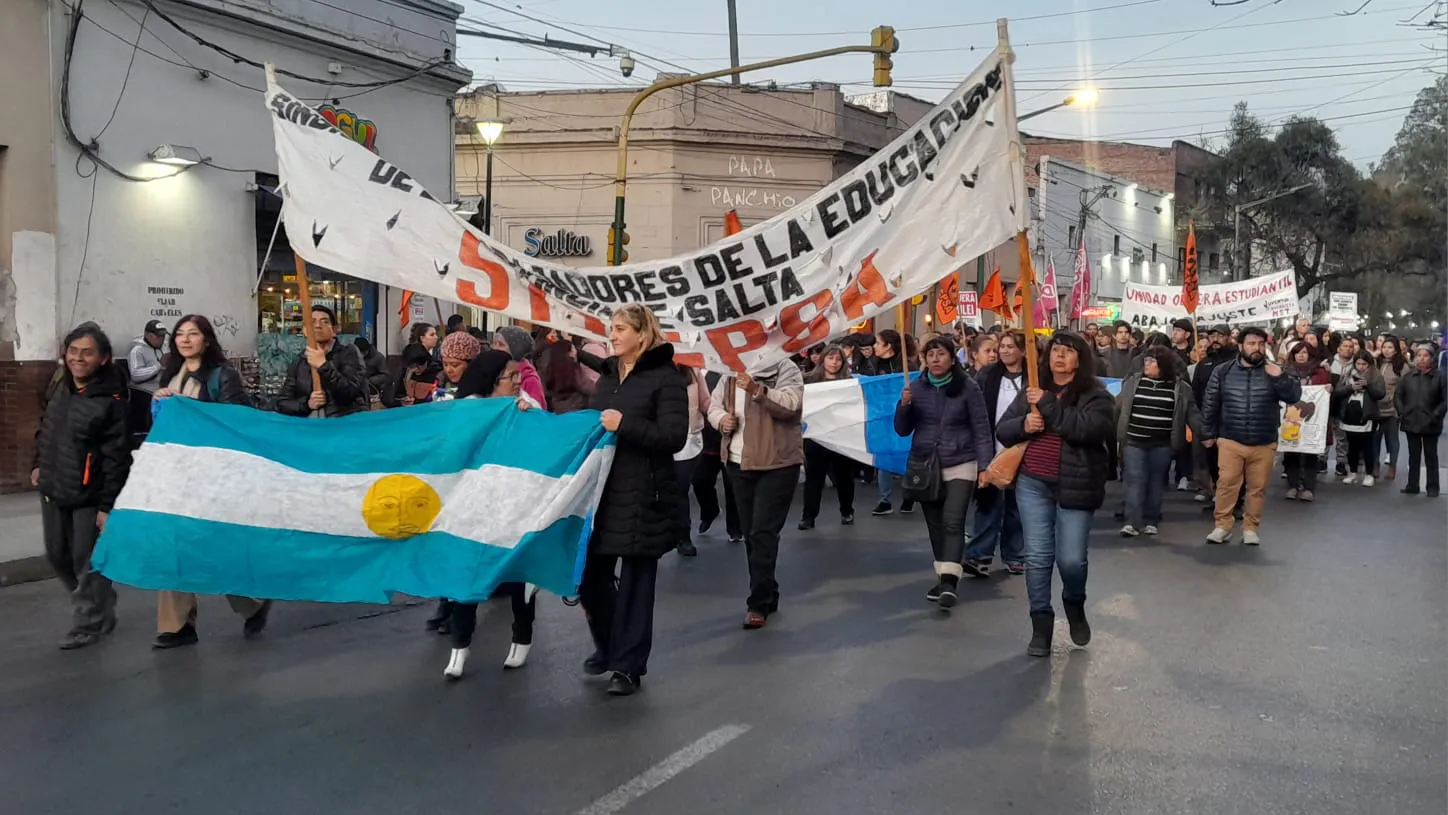 Con críticas a los sindicatos, docentes marcharon por las calles de la ...