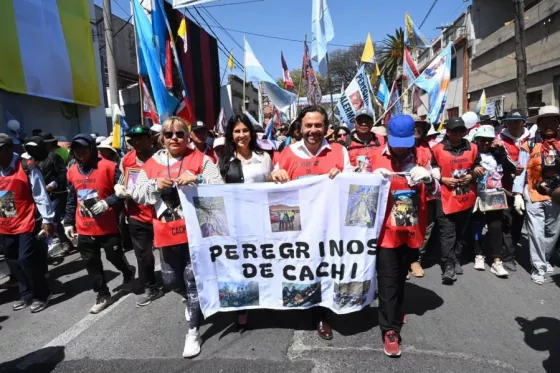 103853-mas-de-12-mil-peregrinos-de-los-valles-calchaquies-fueron-recibidos-por-el-gobernador