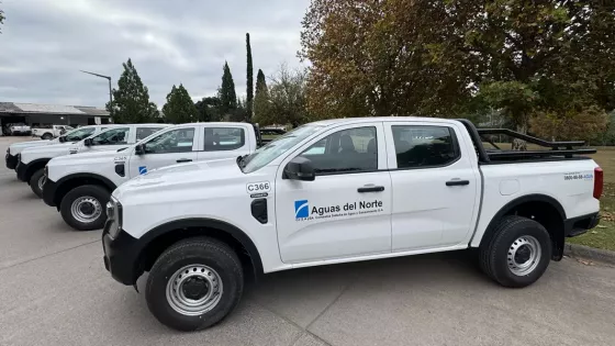 101634-aguas-del-norte-incorporo-cuatro-nuevas-camionetas-a-su-flota