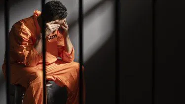 hombre-mediana-edad-pasar-tiempo-carceljpg