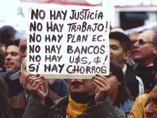 crisis-2001-diciembre-2001-crisis-economica-corralito-la-rua-incidentes-plaza-mayo