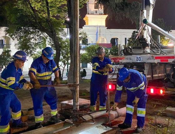 83867-trabajos-de-aguas-del-norte-en-plaza-9-de-julio-para-mejorar-la-presion-y-caudal-en-la-red-del-microcentro
