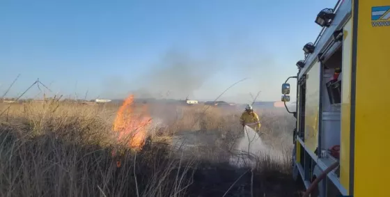 12844-intenso-trabajo-para-sofocar-incendios-de-pastizales-en-capital-y-el-valle-de-lerma