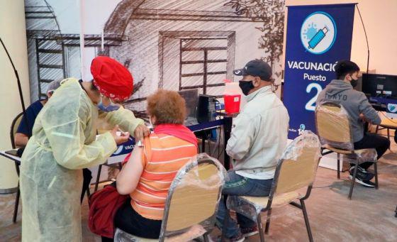 76126-comienzan-a-vacunar-contra-covid-19-a-mayores-de-55-anios