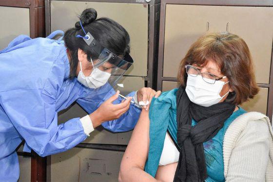 79215-vacunan-con-refuerzo-covid-19-a-mayores-de-50-anios-y-personal-de-seguridad-y-fuerzas-armadas-20211119155403