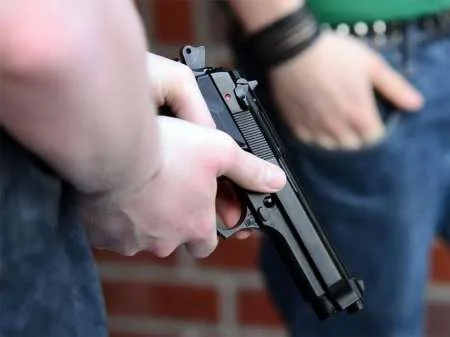 71495-imputaron-a-un-hombre-por-estafar-y-amenazar-con-armas-mientras-hacia-una-compraventa-de-vehiculos