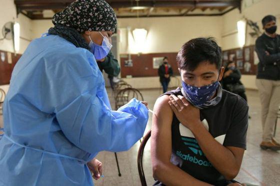 76881-continua-la-vacunacion-covid-19-para-mayores-de-18-anios-por-demanda-espontanea