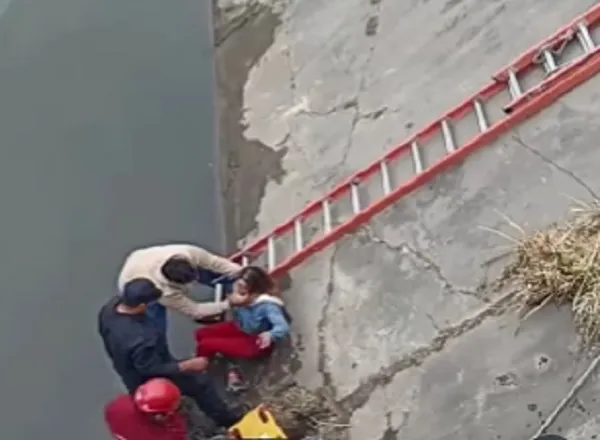 mujer arrojada al canal