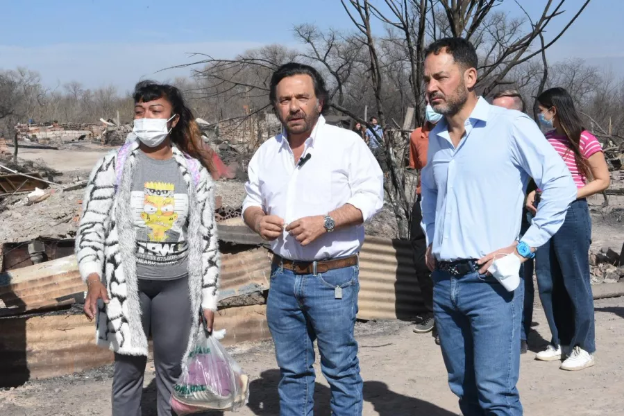 13492-en-barrio-ampliacion-20-de-junio-el-gobernador-coordino-la-asistencia-a-las-familias-damnificadas-por-el-fuego