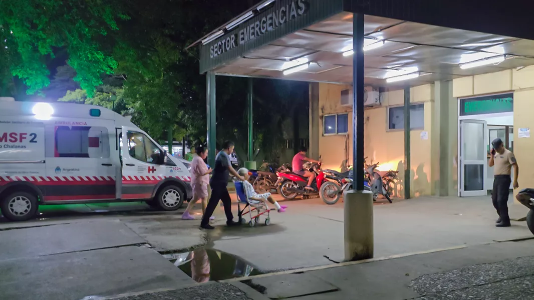 105222-mangione-superviso-el-funcionamiento-de-la-guardia-nocturna-del-hospital-san-vicente-de-paul-de-oran