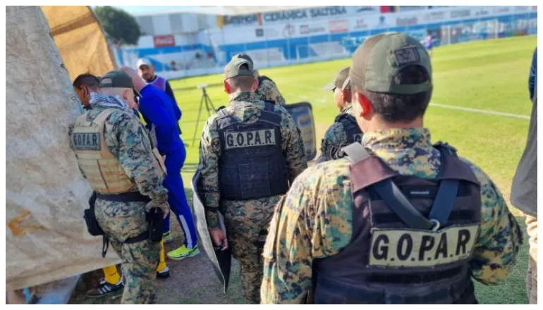policía operativo fútbol