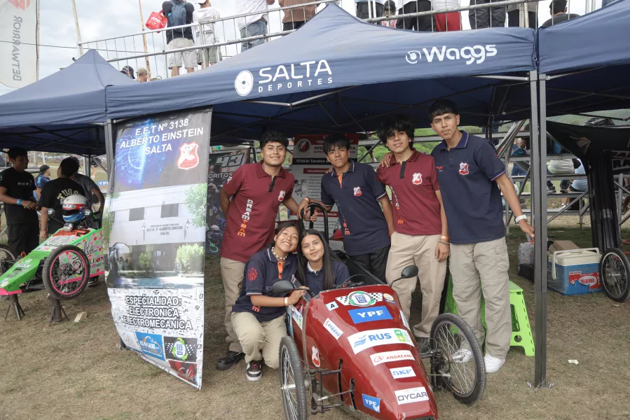105081-escuelas-tecnicas-exhiben-sus-proyectos-en-el-autodromo-en-el-marco-del-tc2000