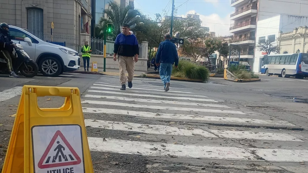 108393-concientizaron-a-peatones-sobre-la-importancia-vial-del-cruce-seguro-por-las-esquinas
