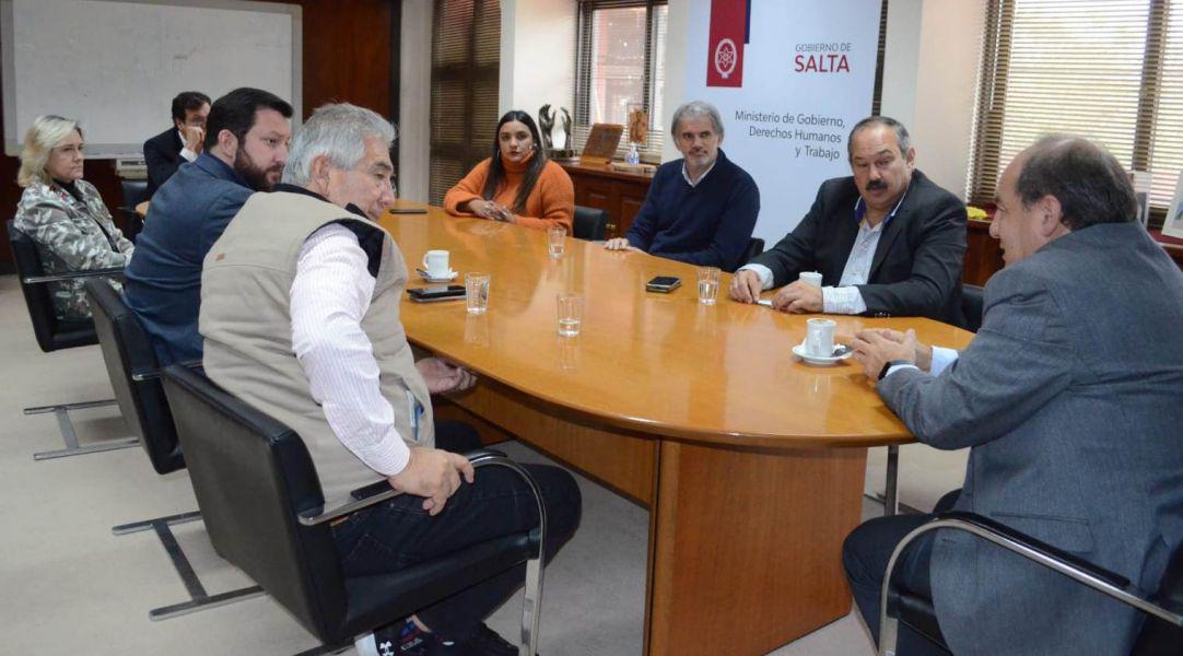 82128-el-ministro-villada-recibio-al-senador-nacional-sergio-leavy