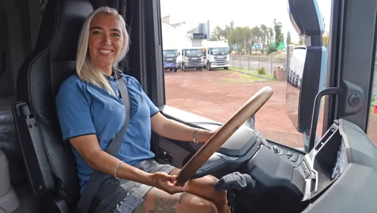 agustina-saco-la-licencia-conducir-categoria-e-manejo-profecional-camiones-9jpg