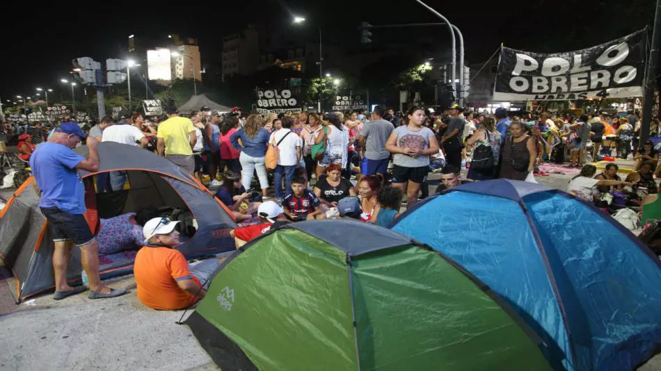 acampe-de-organizaciones-sociales-en-la-9-de-julio-20230313-1526885