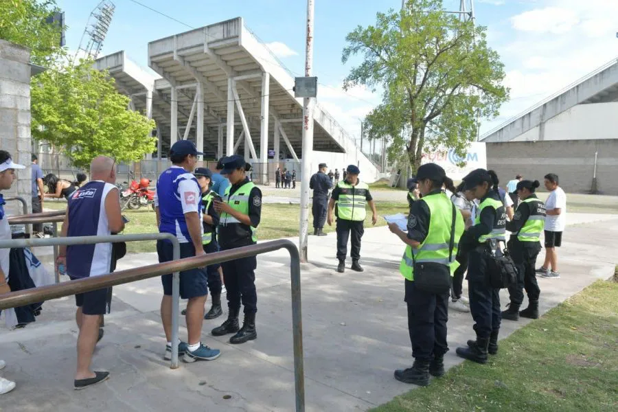 87549-mas-de-500-policias-para-el-operativo-de-seguridad-por-el-clasico-del-futbol-saltenio