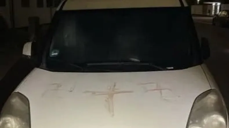 pintadas-esvasticas-sangre-humana-hanau-alemania