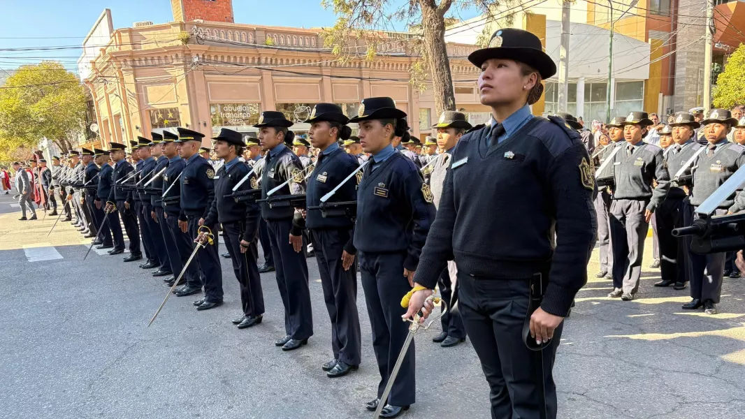 23722-cadetes-y-aspirantes-de-la-policia-de-salta-juraron-fidelidad-a-la-bandera-nacional