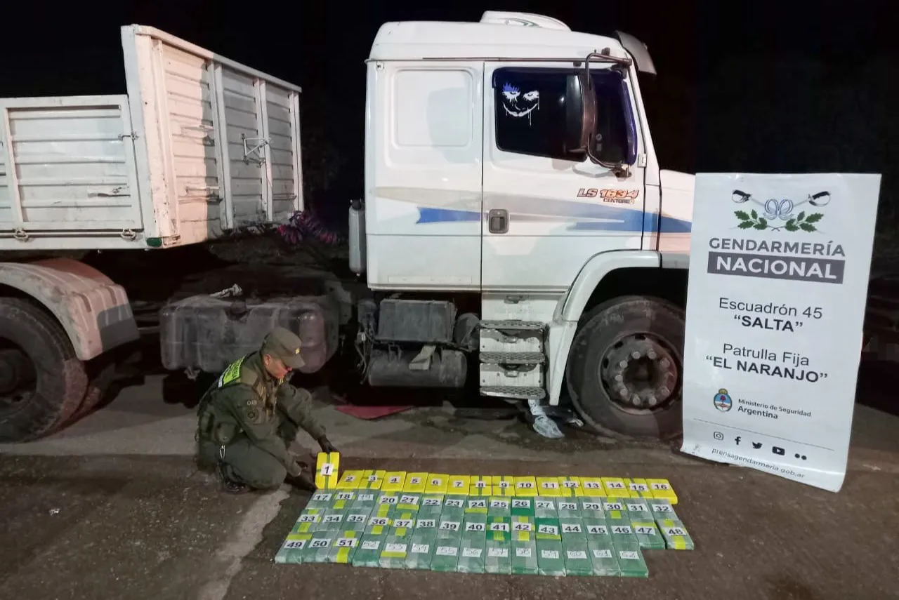 ok-acondicionaron_mas_de_65_kilos_de_cocaina_en_el_chasis_de_un_camion_2