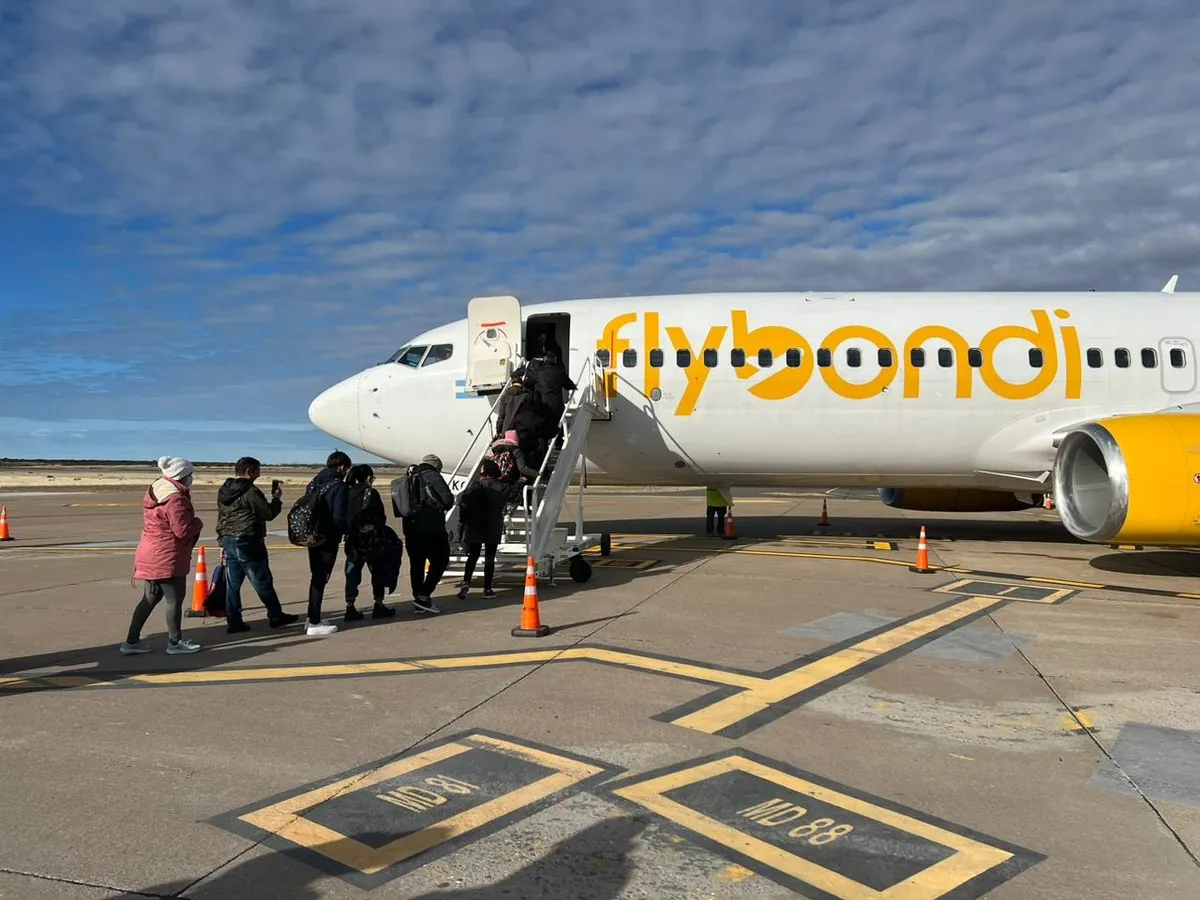 al-cierre-esta-edicion-el-avion-flybondi-seguia-pista-y-la-operacion-truncada-no-hay-informacion-disponible-los-vuelos-aerolineas-argentinas