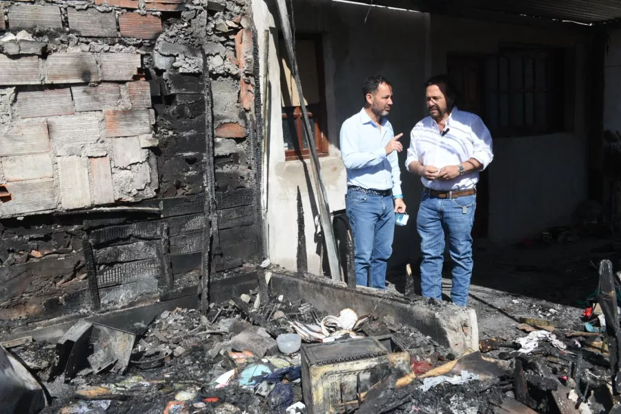 13491-en-barrio-ampliacion-20-de-junio-el-gobernador-coordino-la-asistencia-a-las-familias-damnificadas-por-el-fuego