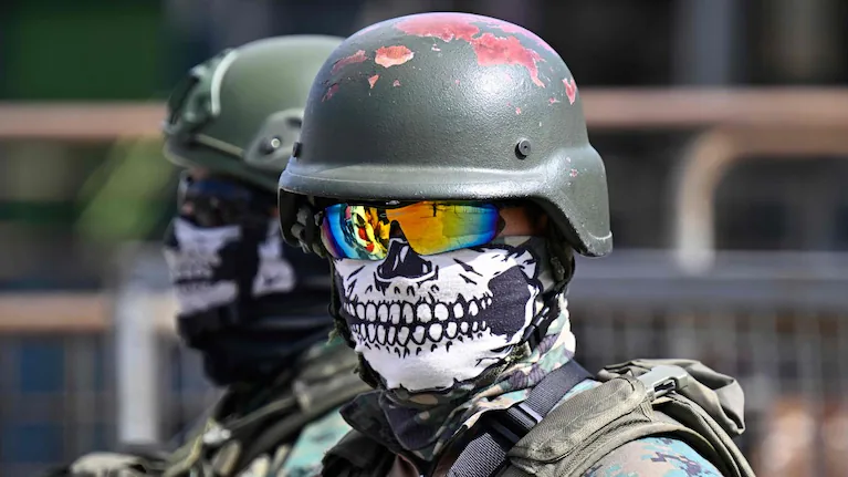 un-miembro-del-ejercito-ecuatoriano-vigila-el-exterior-de-la-carcel-guayas-1-en-guayaquil-foto-afp-5YTBKIH2ZREMBNN4QIGUXJPWNM