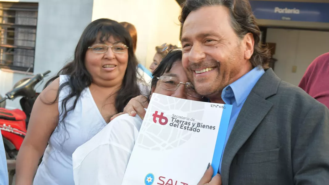 12078-saenz-entrego-a-270-familias-de-capital-las-escrituras-de-sus-terrenos