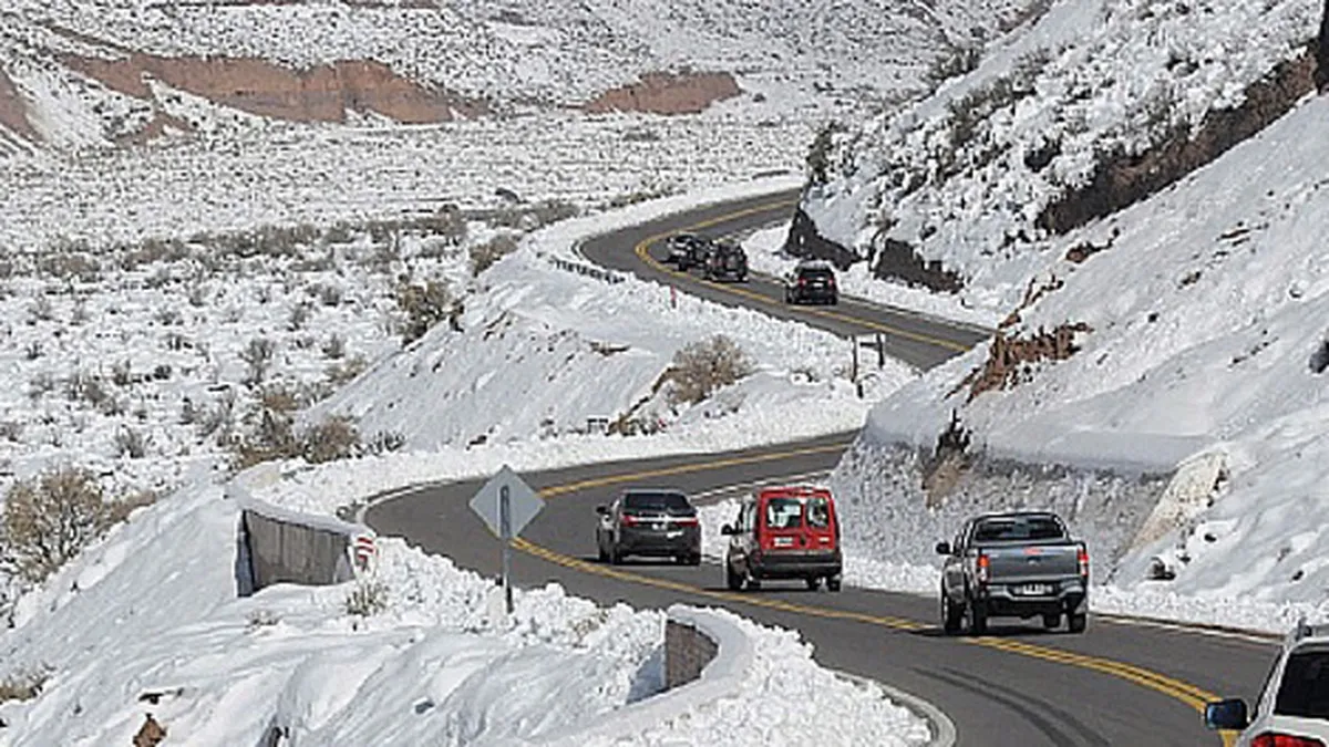 cuando-pa-chile-me-voy-el-transito-las-rutas-que-unen-nuestro-pais-chile-fue-suspendido-la-nieve-que-cae-ambos-lados-la-cordillera