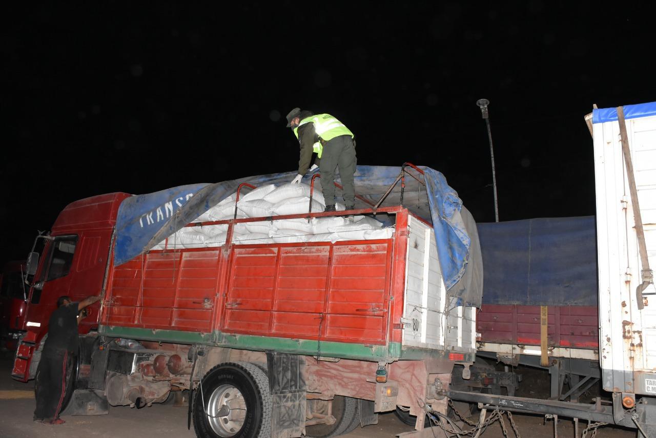 Incautan 70 toneladas de soja y 9 de herbicida en el norte salteño