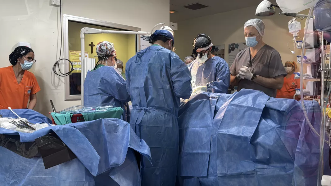 103703-conectan-a-un-joven-saltenio-a-un-corazon-artificial-para-trasladarlo-a-buenos-aires