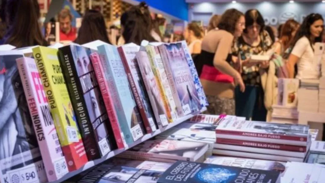 104352-un-domingo-de-arte-y-literatura-en-la-feria-del-libro