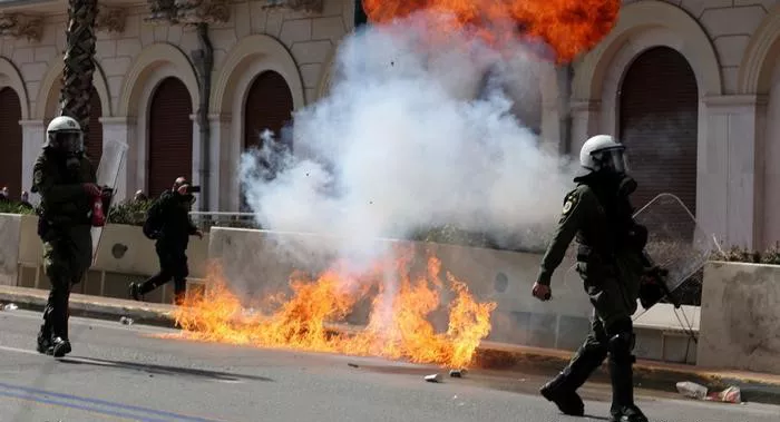 Disturbios entre policías y manifestantes tras una protesta por la respuesta al accidente de tren en Grecia