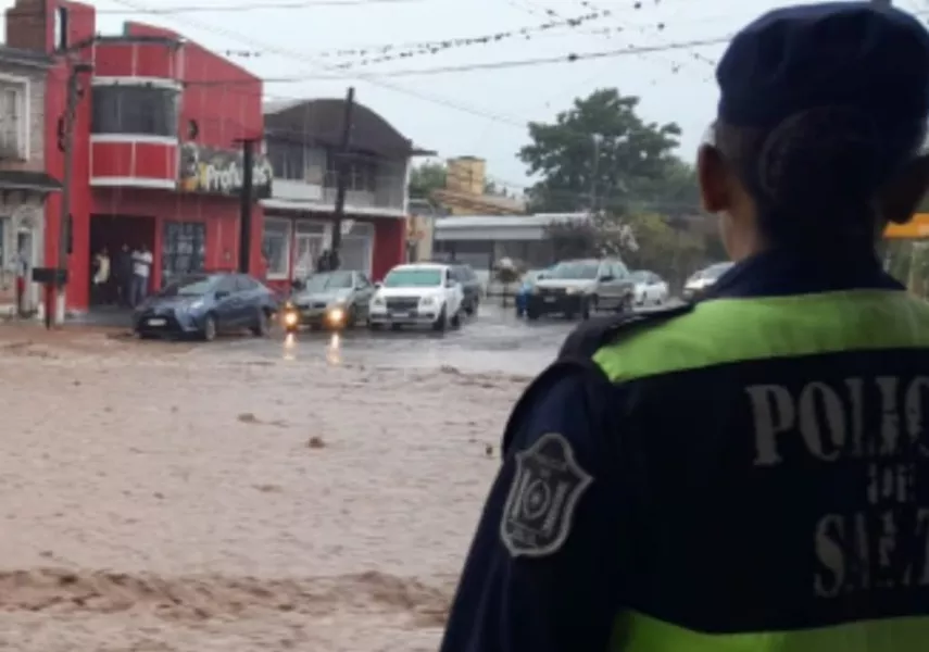 16300-seguridad-brinda-asistencia-a-damnificados-por-el-temporal-en-el-valle-de-lerma