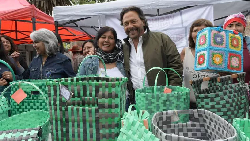 15197-feria-en-cerrillos-gustavo-saenz-acompanio-a-pequenios-emprendedores-que-mostraron-todo-el-potencial-productivo-saltenio
