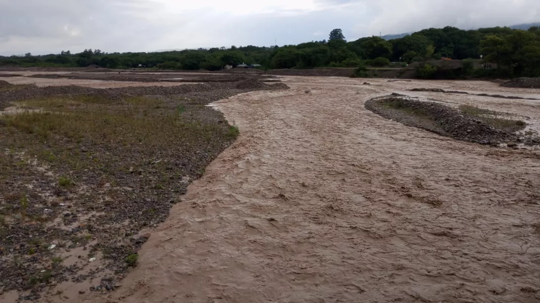 15800-cinco-personas-fueron-rescatadas-por-la-policia-en-el-rio-wierna (1)