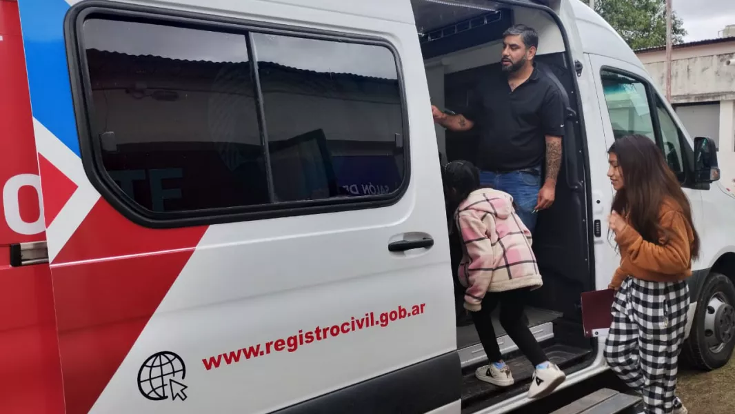 98607-operativo-de-identificacion-con-el-movil-del-registro-civil-en-el-quebrachal