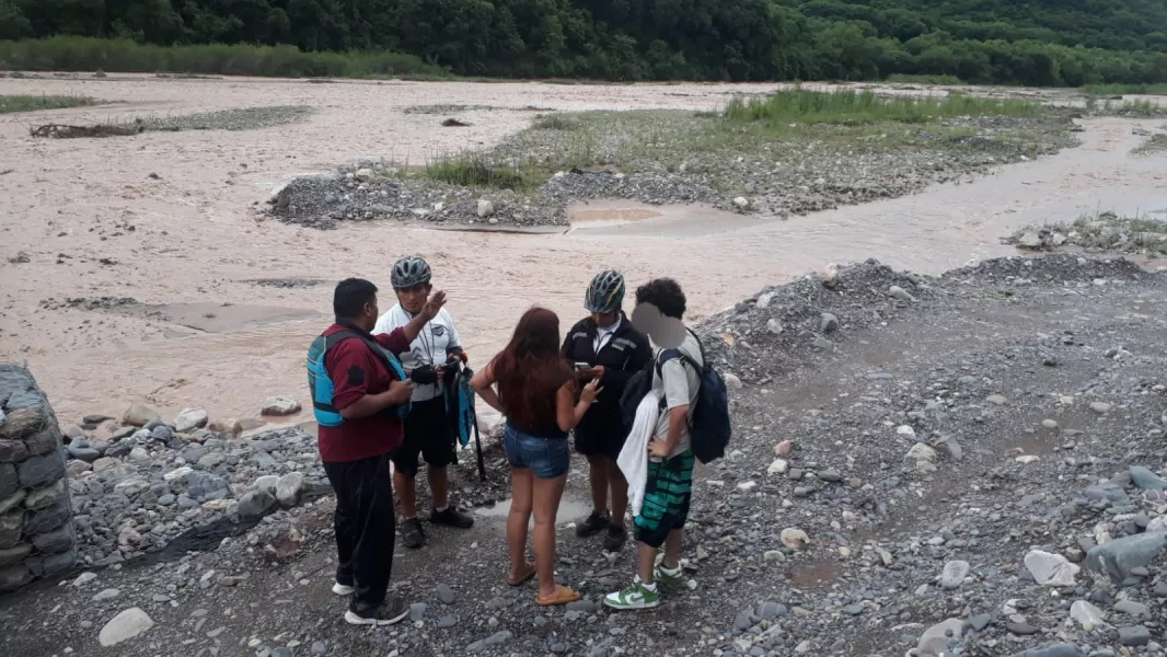 105689-seguridad-asistio-a-damnificados-por-el-temporal-en-capital-y-alrededores-20260103010443