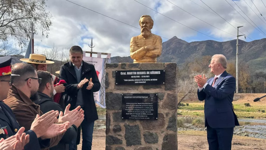 102235-inauguraron-un-busto-del-general-guemes-en-cosquin
