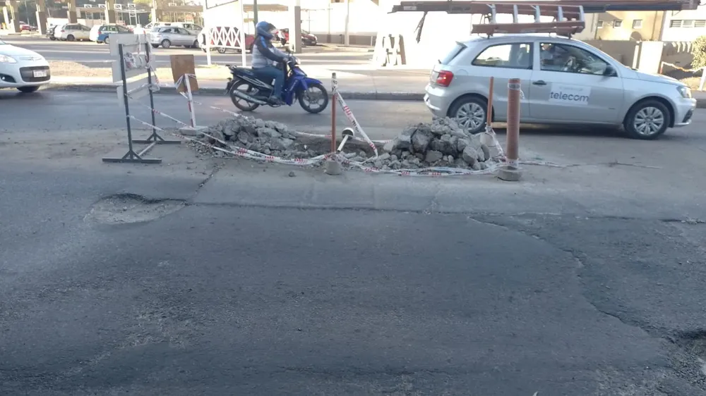 obra en av yrigoyen y cornejo saravia