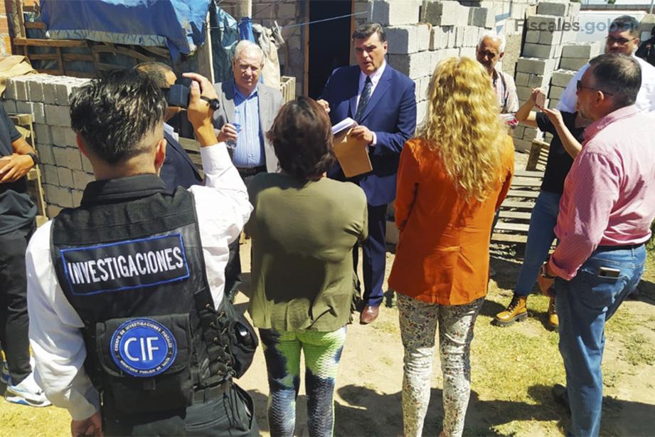 Fiscal-Toranzos-y-una-vecina-testigo-en-la-casa-de-cautiverio