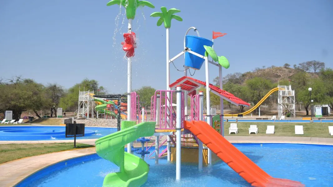 8388-el-domingo-22-de-septiembre-abre-sus-puertas-el-parque-acuatico-de-coronel-moldes-20240920164720
