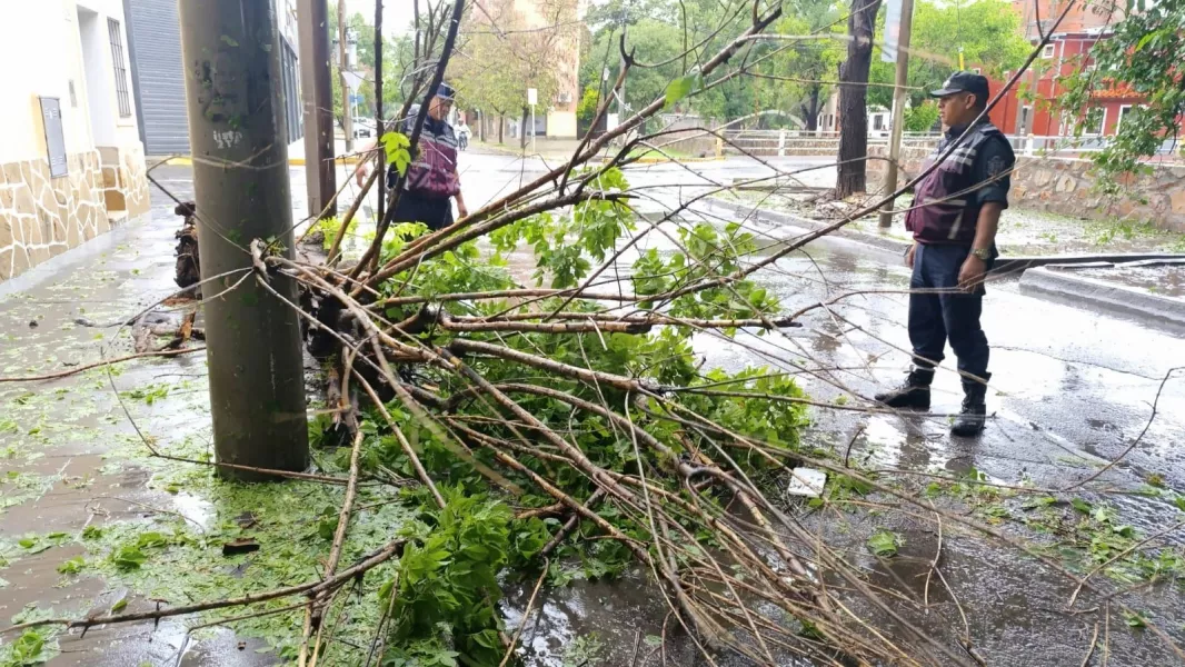 16987-seguridad-asistio-a-damnificados-por-el-temporal-en-capital-y-alrededores