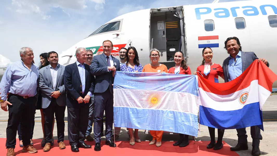 16021-gustavo-saenz-recibio-el-primer-vuelo-salta-asuncion-la-tercera-ruta-internacional-de-la-provincia