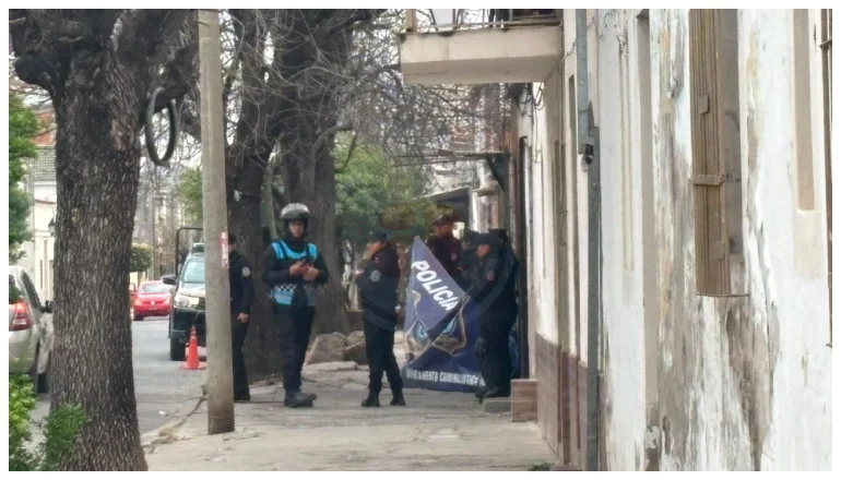 CUERPO EN LA VEREDA