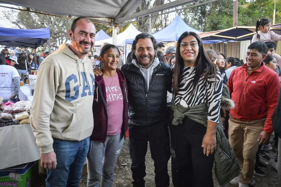 18001-el-gobernador-gustavo-saenz-junto-a-los-feriantes-en-la-feria-regional-de-chicoana
